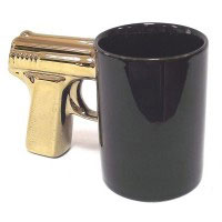 Кружка Пистолет черная с позолоченной ручкой (*) k66